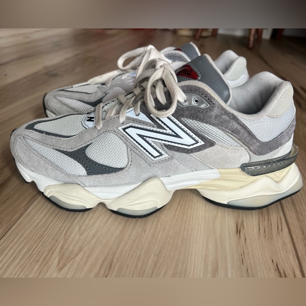 New Balance 9060 Cream and Gray Athletic Shoes
Mens 7 Womens 8.5